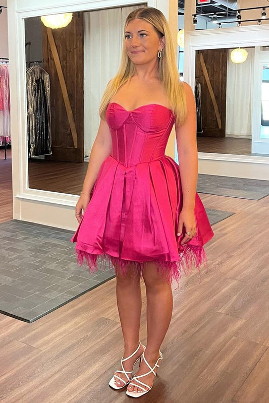 Vestido formal corto de corte A con escote en forma de corazón y plumas