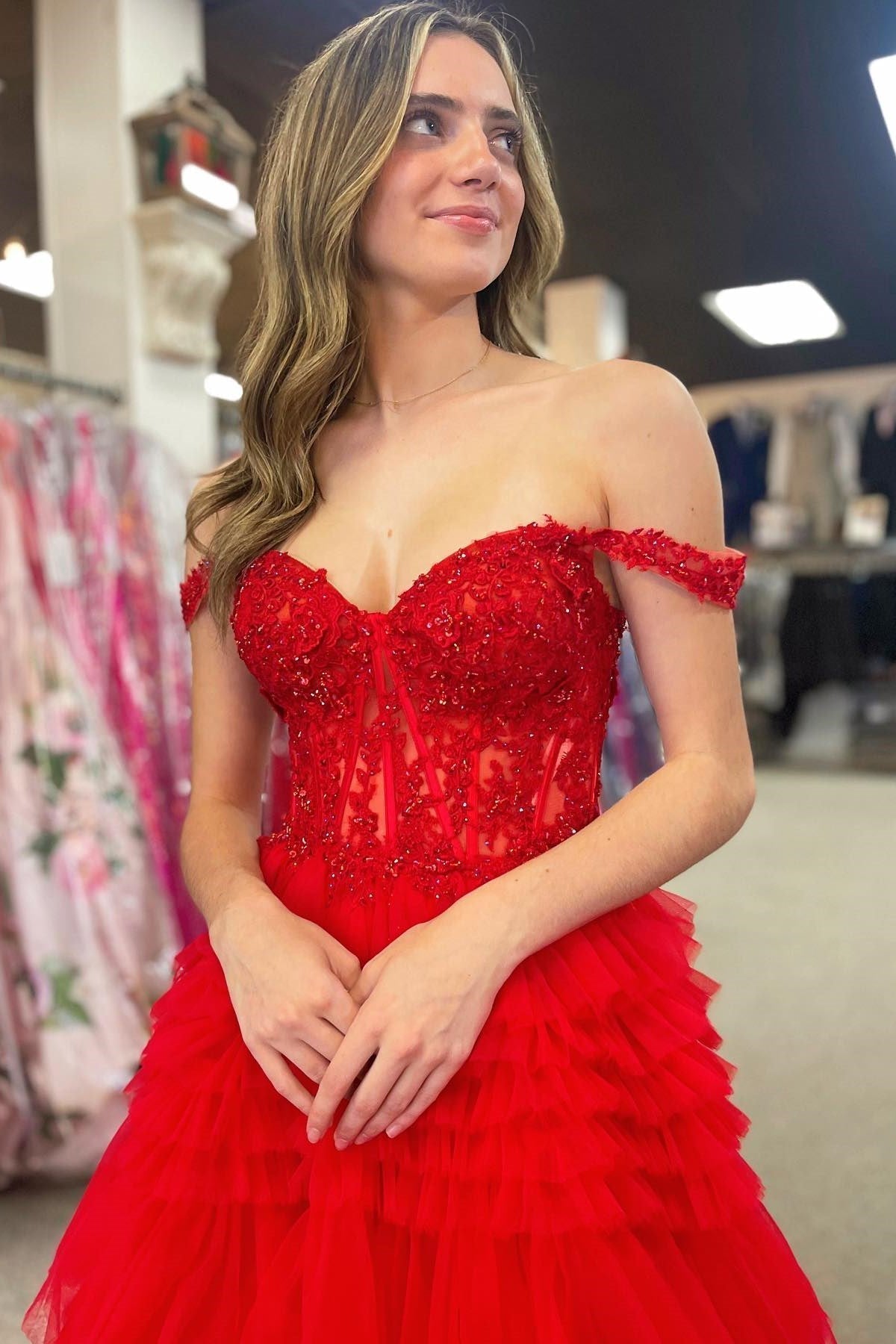 Vestido de fiesta largo de tul con hombros descubiertos y volantes en capas