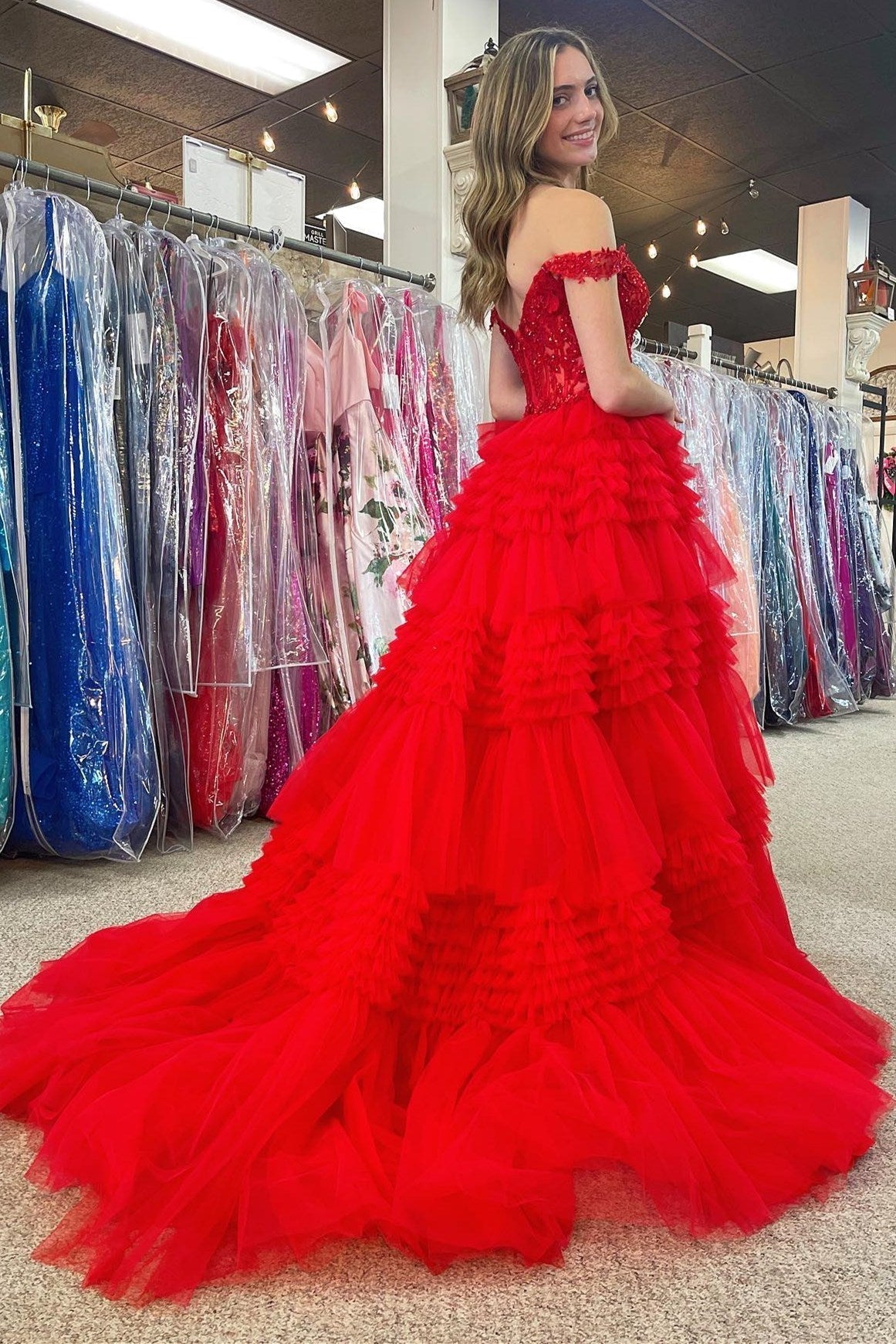 Vestido de fiesta largo de tul con hombros descubiertos y volantes en capas