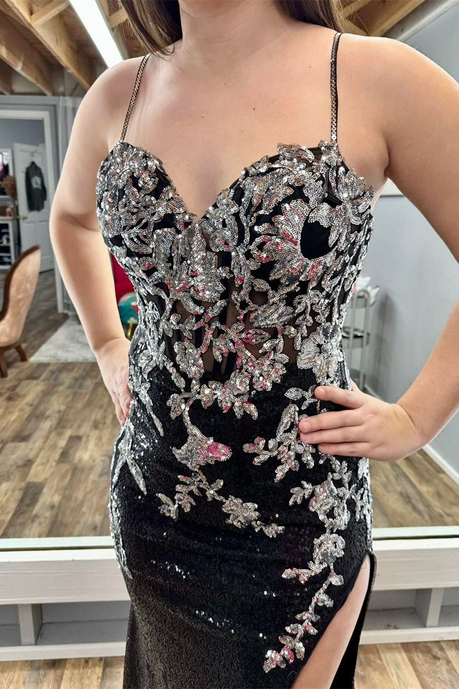 Vestido de fiesta largo con tirantes finos, apliques de lentejuelas y abertura