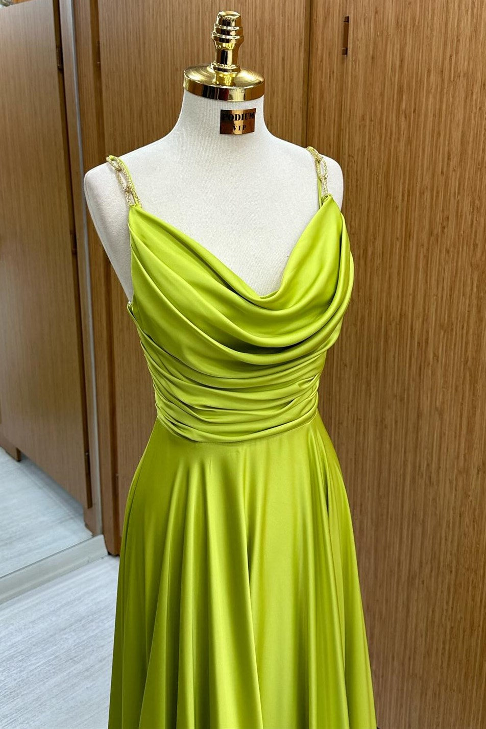 Vestido de fiesta largo verde oliva con escote vuelto y tirantes de cadena