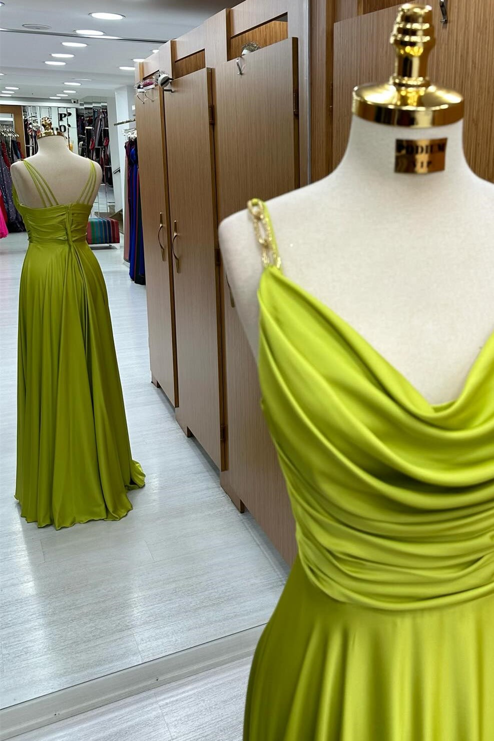 Vestido de fiesta largo verde oliva con escote vuelto y tirantes de cadena