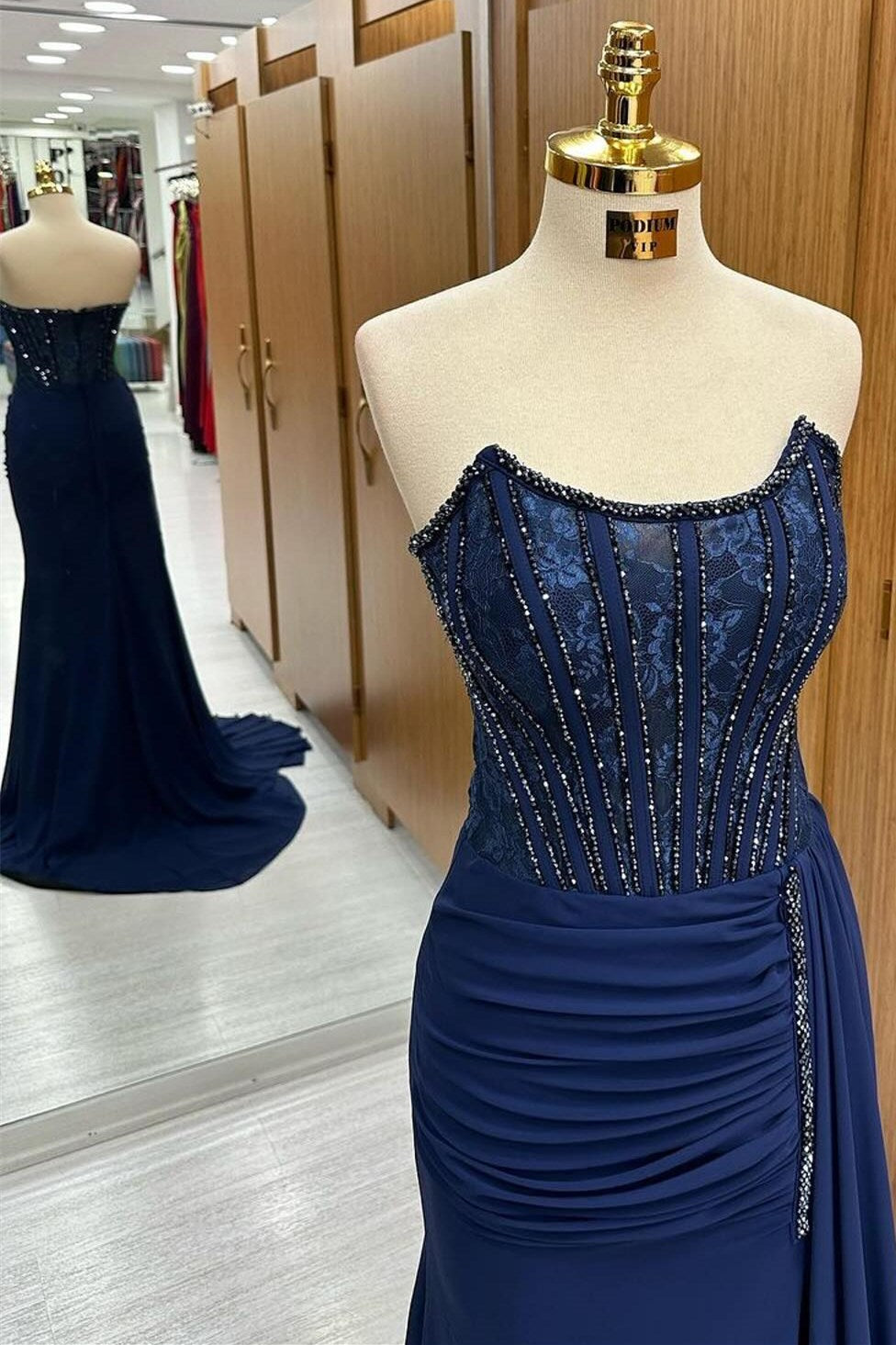 Vestido formal largo sin tirantes con encaje y cuentas, con cola incorporada