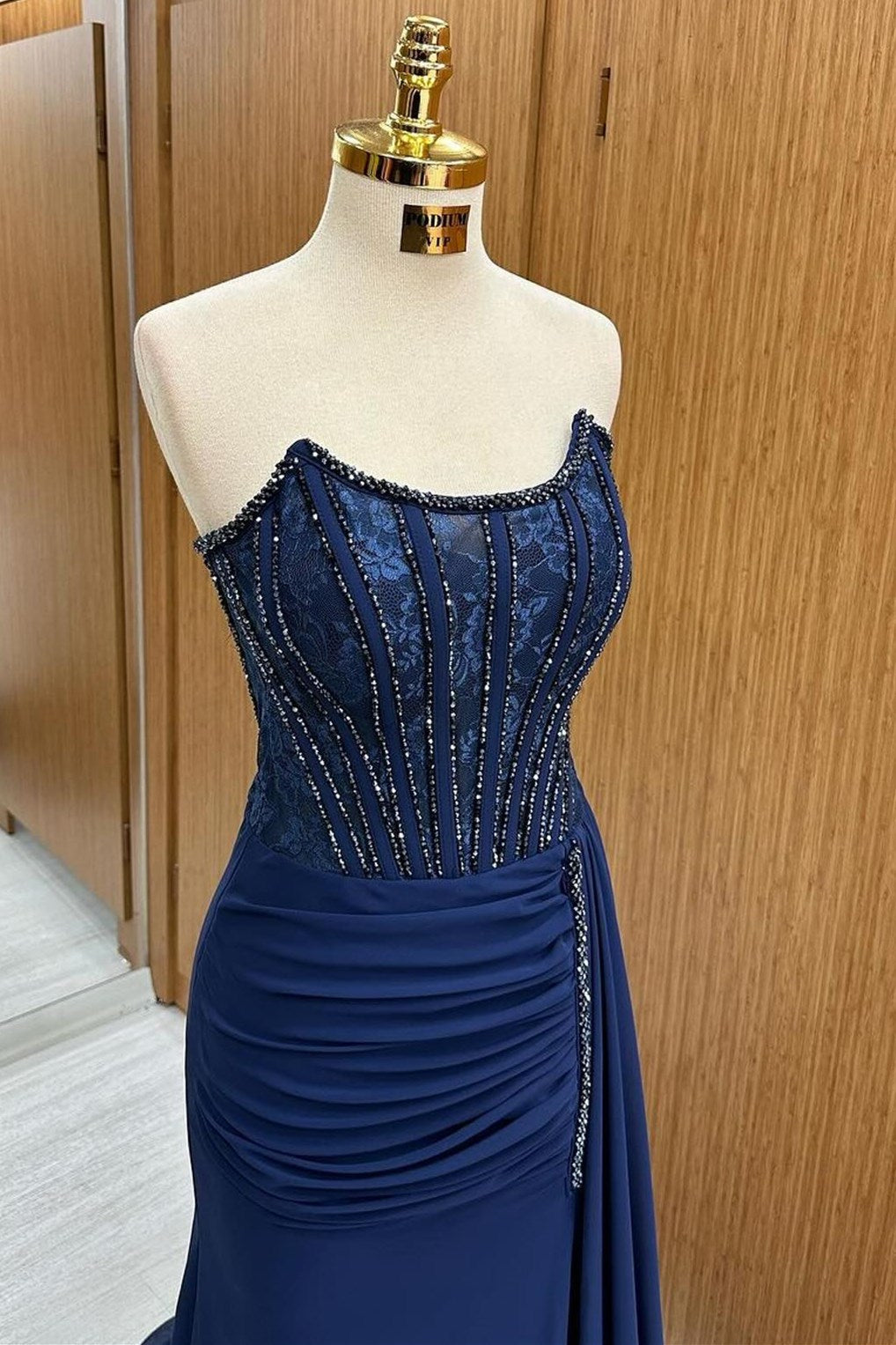 Vestido formal largo sin tirantes con encaje y cuentas, con cola incorporada