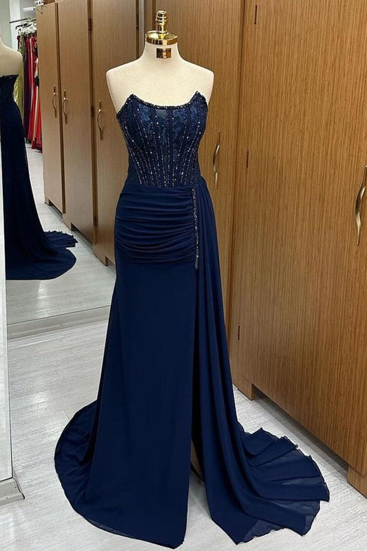 Vestido formal largo sin tirantes con encaje y cuentas, con cola incorporada