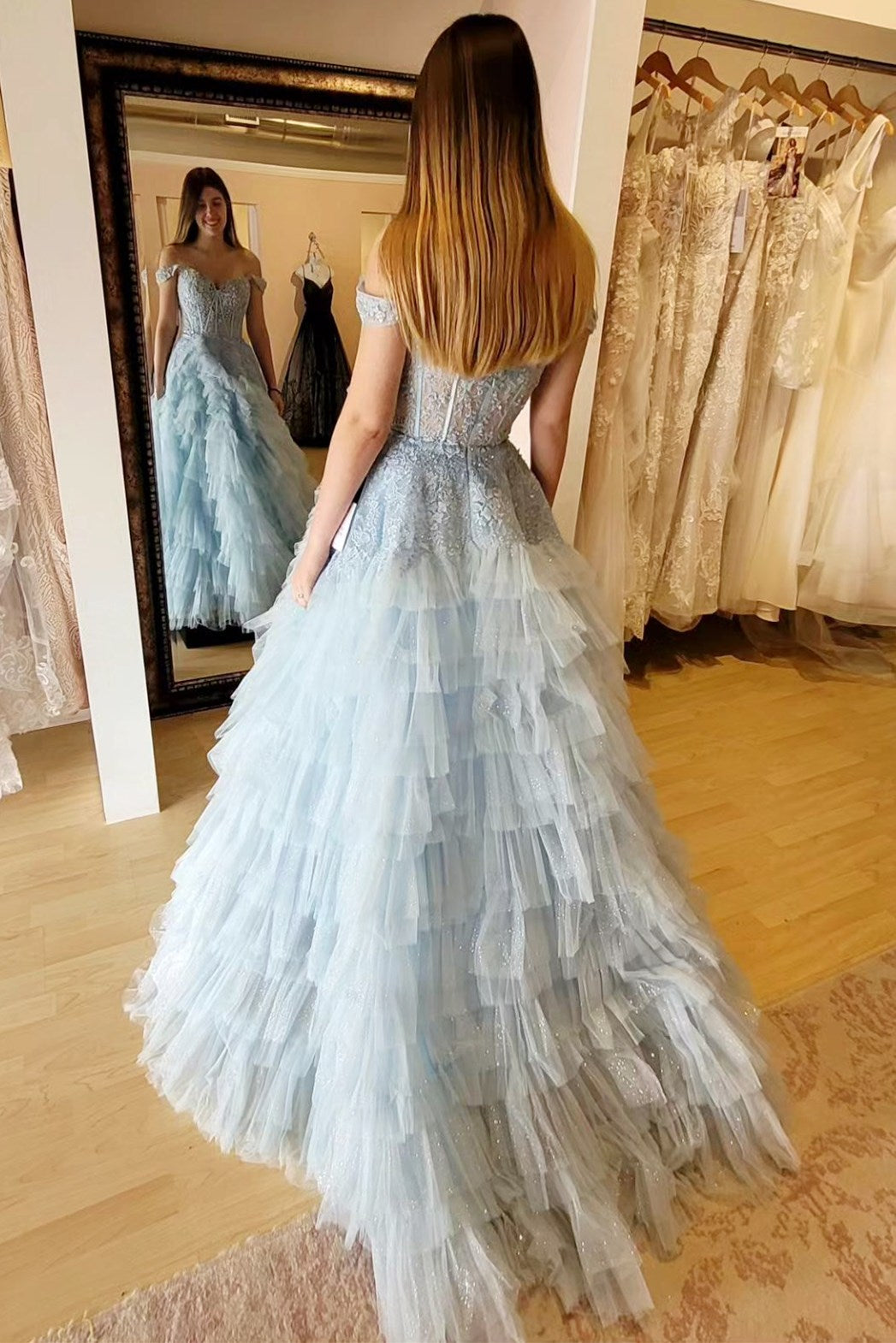 Vestido de fiesta largo con volantes, hombros descubiertos y apliques azul claro
