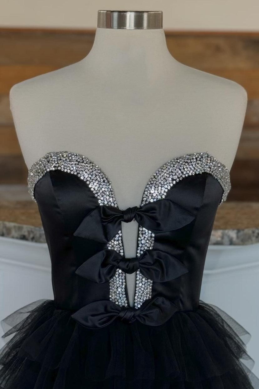 Vestido de fiesta largo negro sin tirantes con lazo y volantes con abertura
