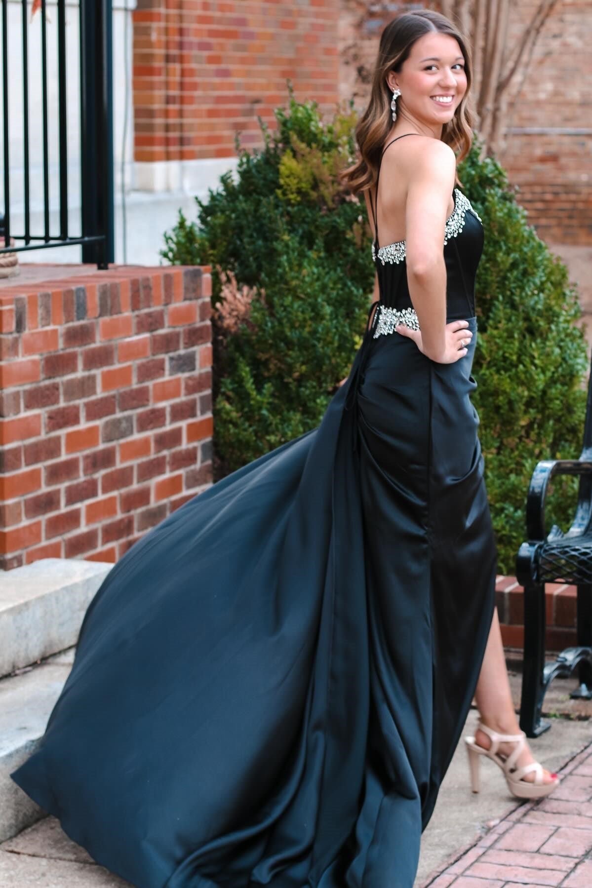 Langes Abendkleid mit Strassbesatz und V-Ausschnitt und angenähter Schleppe
