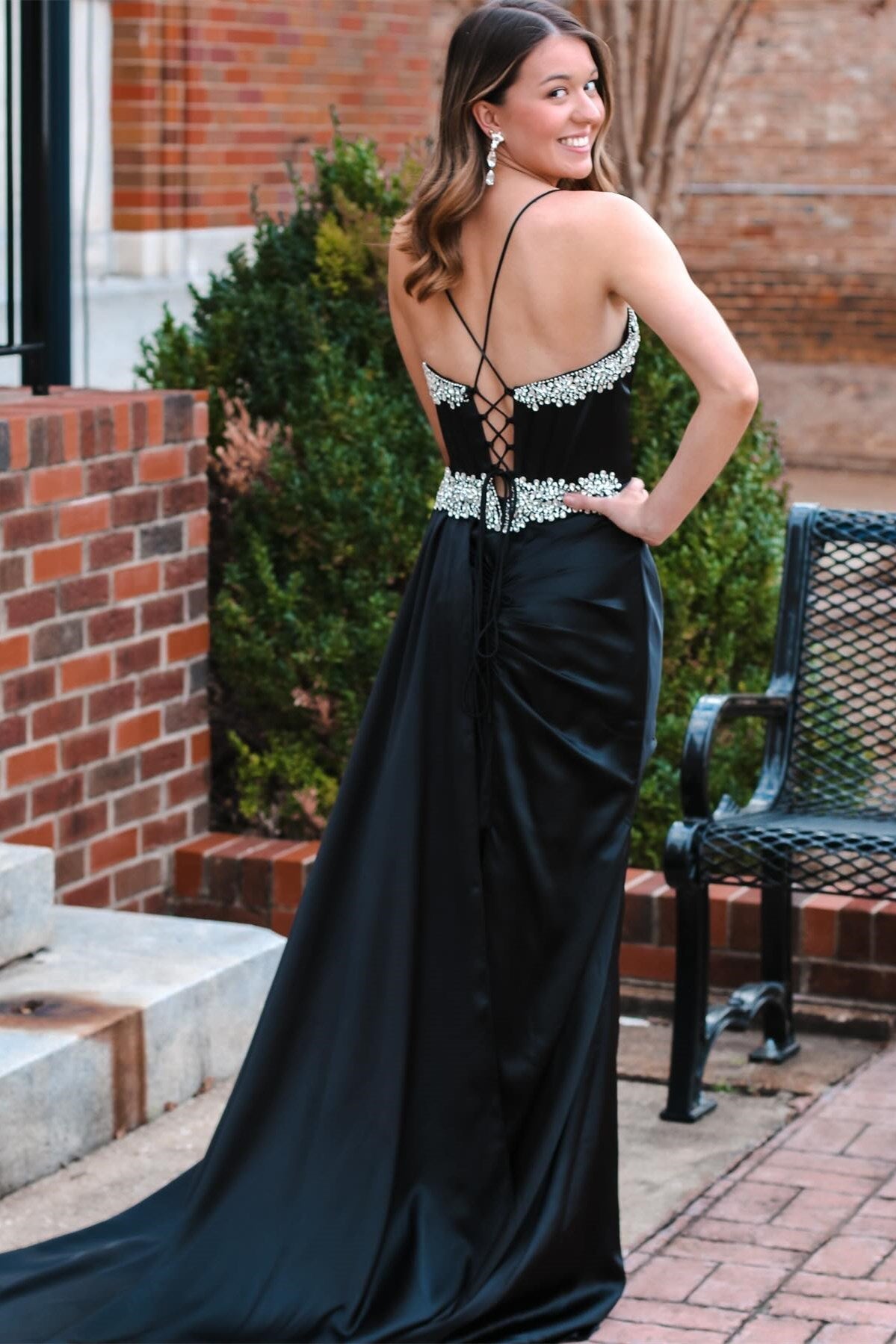 Langes Abendkleid mit Strassbesatz und V-Ausschnitt und angenähter Schleppe