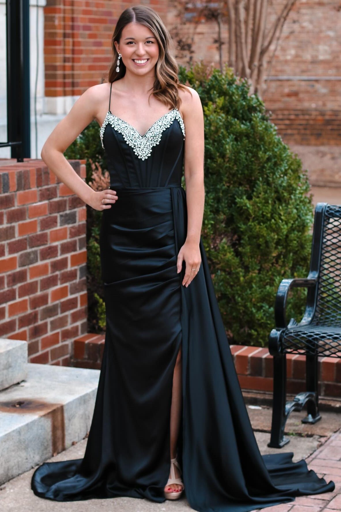 Langes Abendkleid mit Strassbesatz und V-Ausschnitt und angenähter Schleppe