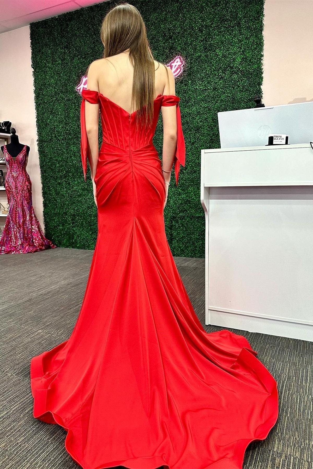 Schulterfreies, langes Meerjungfrauen-Ballkleid mit Schleifenärmeln und Schlitz