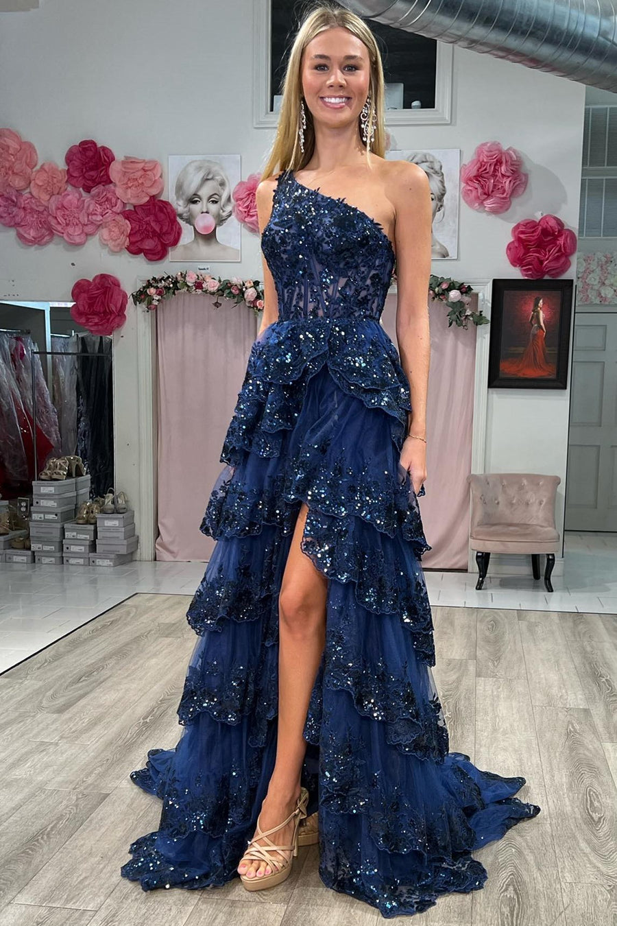 Vestido de fiesta largo de encaje escalonado con un solo hombro