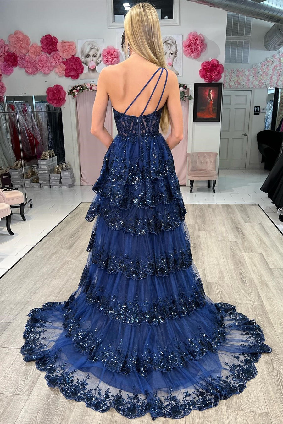 Vestido de fiesta largo de encaje escalonado con un solo hombro