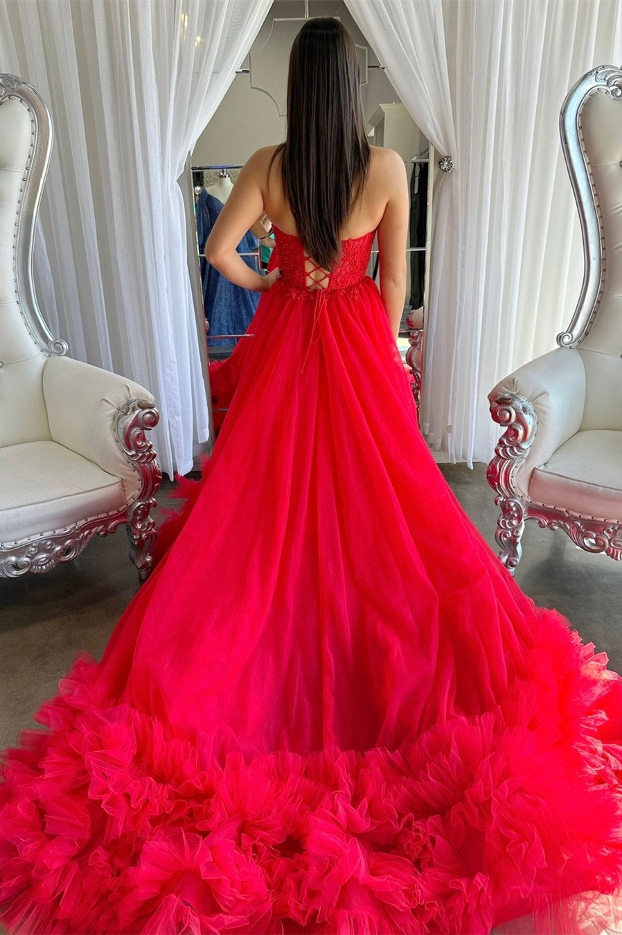 Langes Ballkleid mit Tüllapplikationen und herzförmigem Ausschnitt und Rüschen