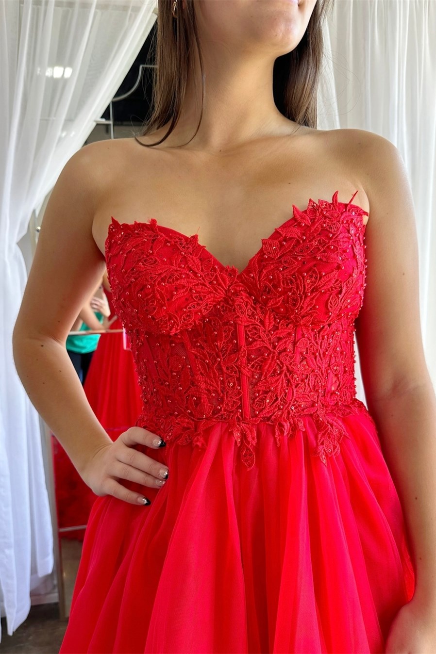 Langes Ballkleid mit Tüllapplikationen und herzförmigem Ausschnitt und Rüschen