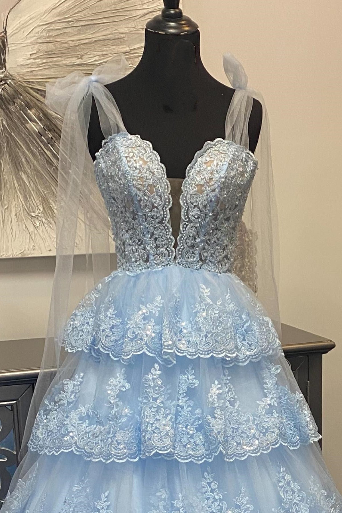 Langes Ballkleid mit Tüllapplikationen, Bindebändern und Rüschen