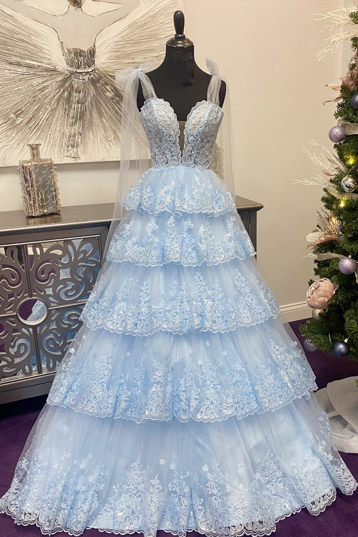 Langes Ballkleid mit Tüllapplikationen, Bindebändern und Rüschen