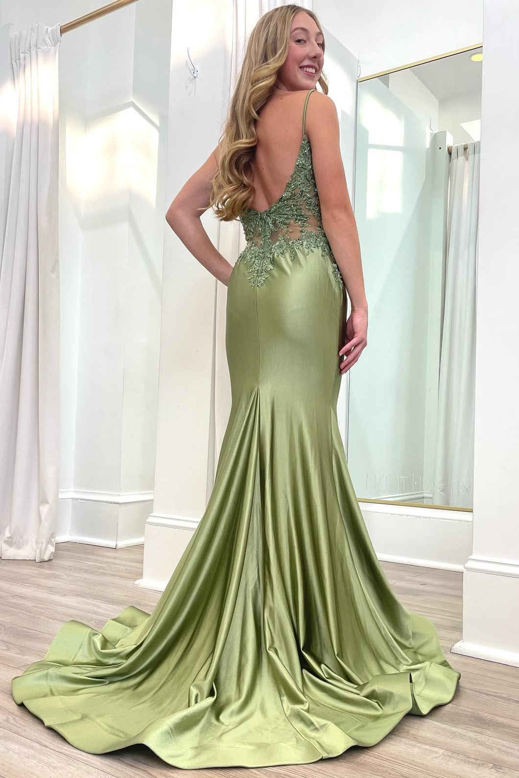 Vestido largo de corte trompeta con espalda descubierta y tirantes finos en color verde salvia