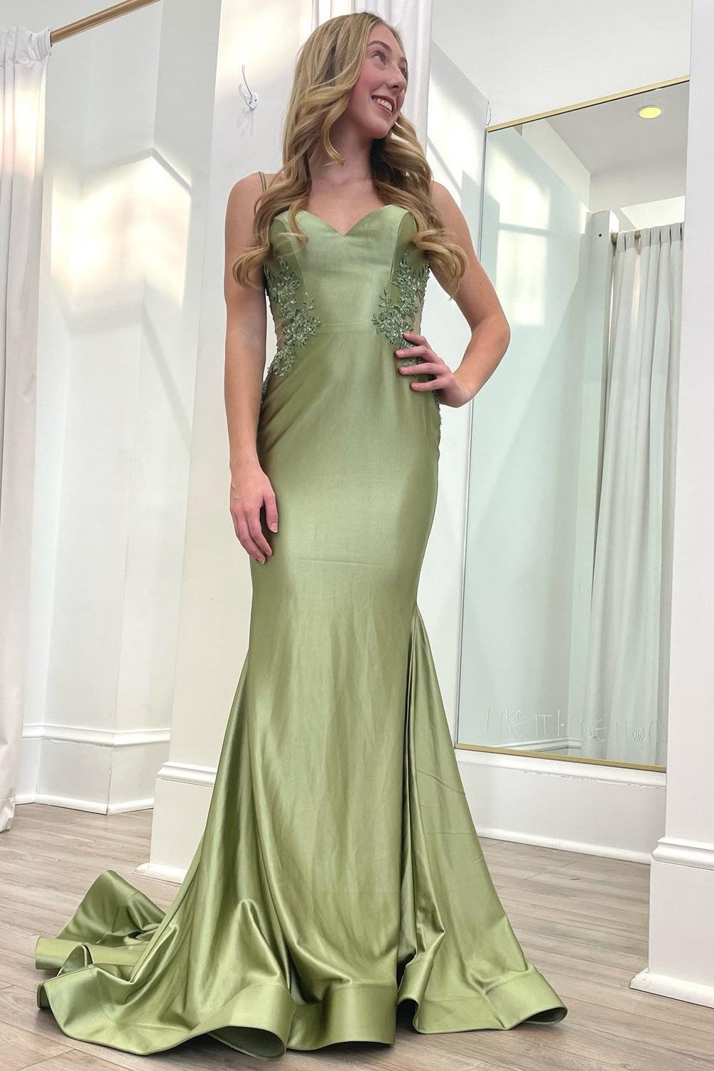 Vestido largo de corte trompeta con espalda descubierta y tirantes finos en color verde salvia