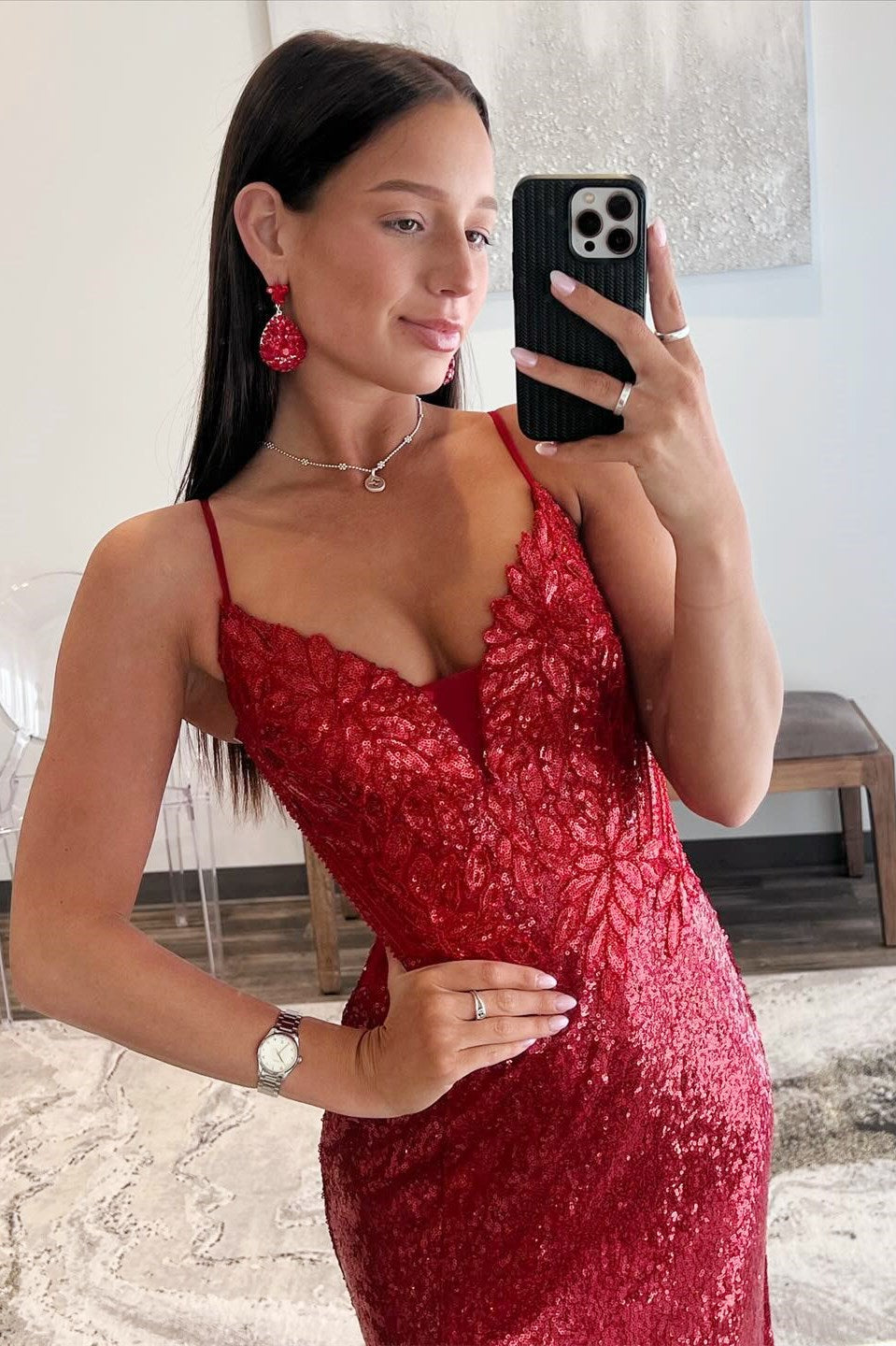 Vestido largo estilo sirena con escote en V y lentejuelas, espalda descubierta y abertura