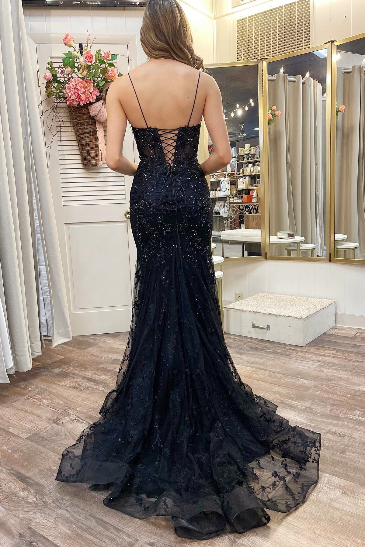 Vestido de fiesta de corte trompeta con apliques, escote en V pronunciado y cordones