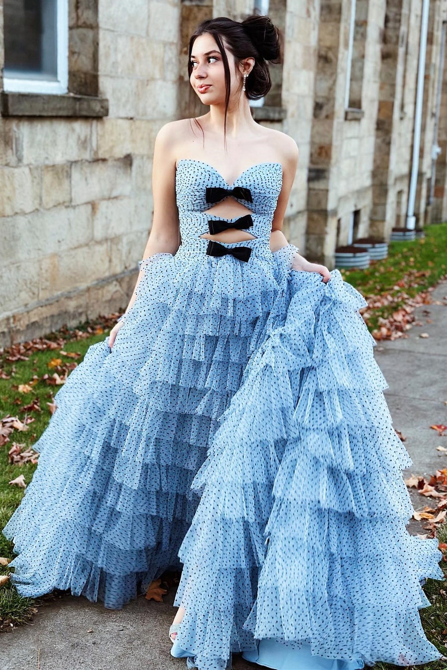 Vestido de fiesta de lunares sin tirantes, con volantes, capas y aberturas