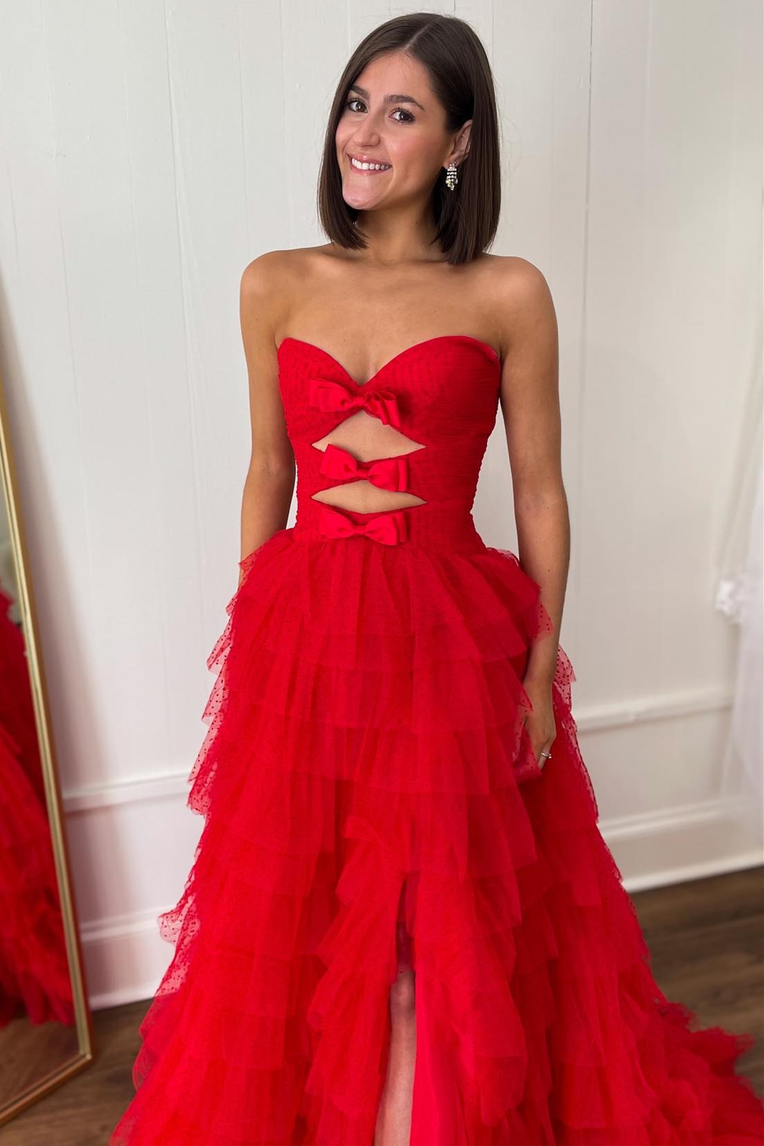 Vestido de fiesta de lunares sin tirantes, con volantes, capas y aberturas