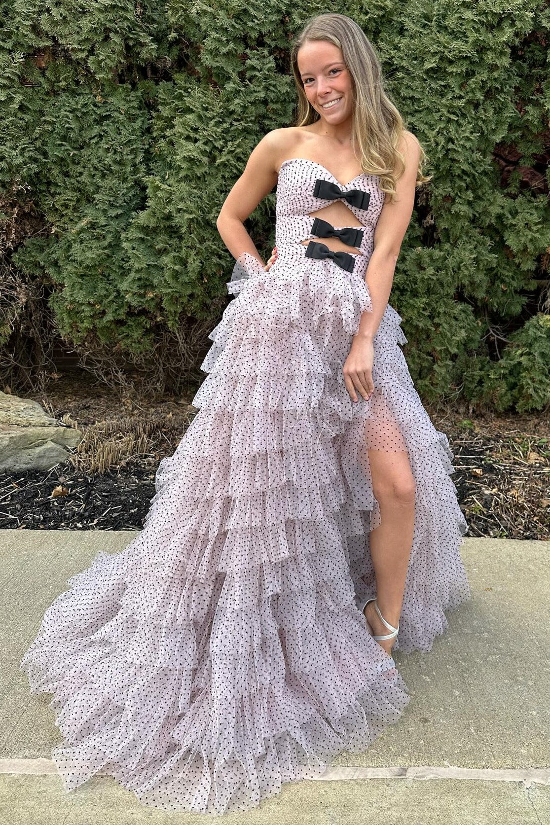 Vestido de fiesta de lunares sin tirantes, con volantes, capas y aberturas