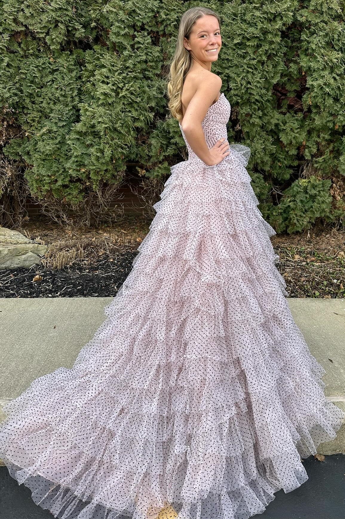 Vestido de fiesta de lunares sin tirantes, con volantes, capas y aberturas