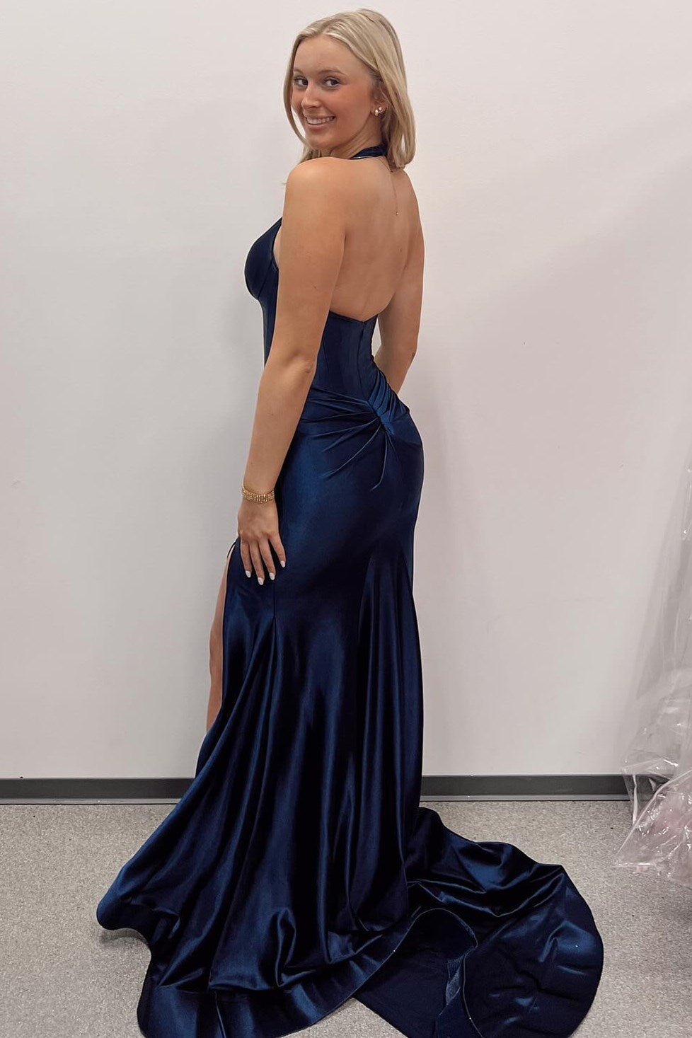 Vestido formal largo de sirena con cuello halter y abertura
