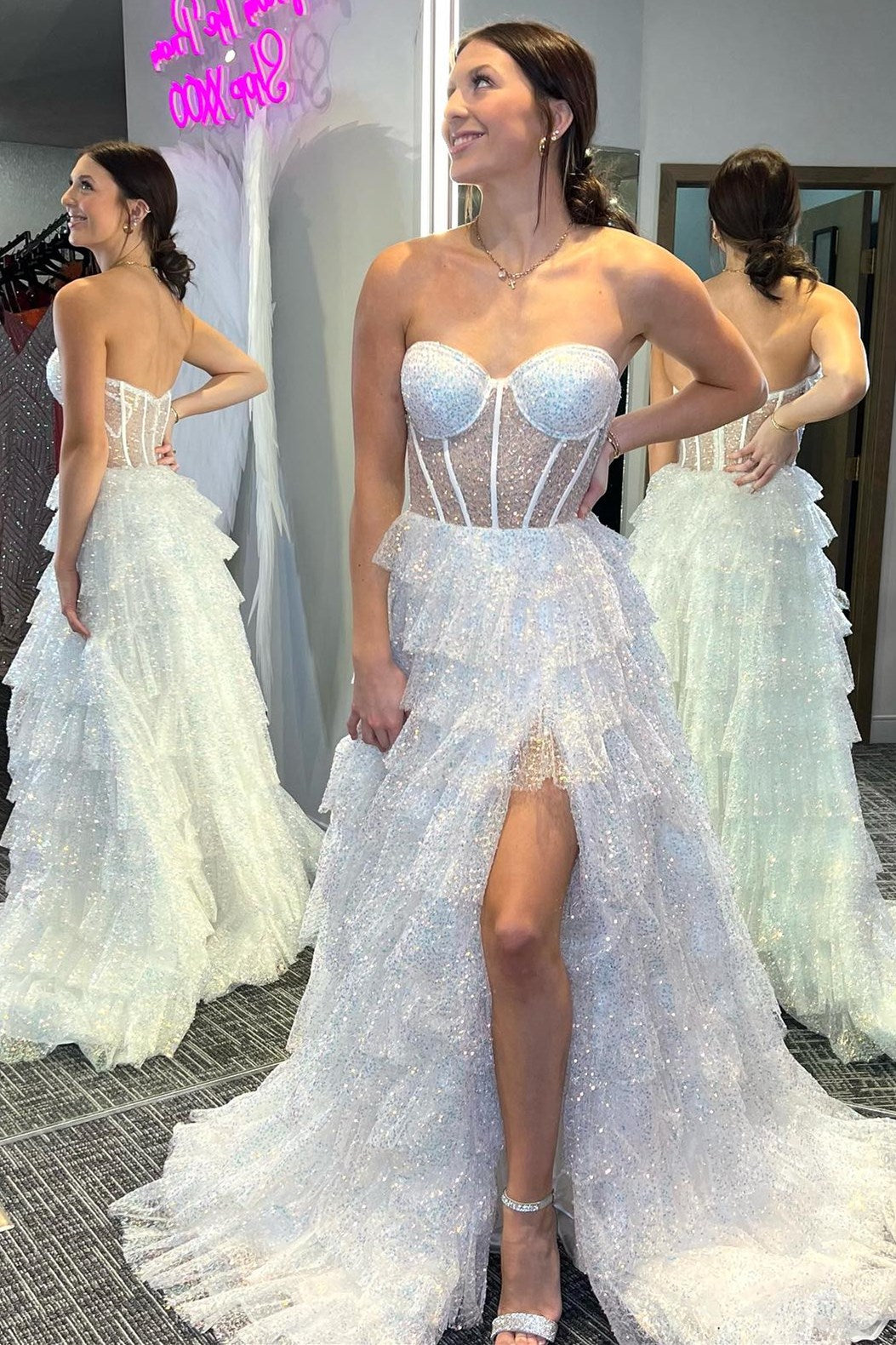 Vestido de fiesta largo con volantes y corsé de tul brillante con abertura