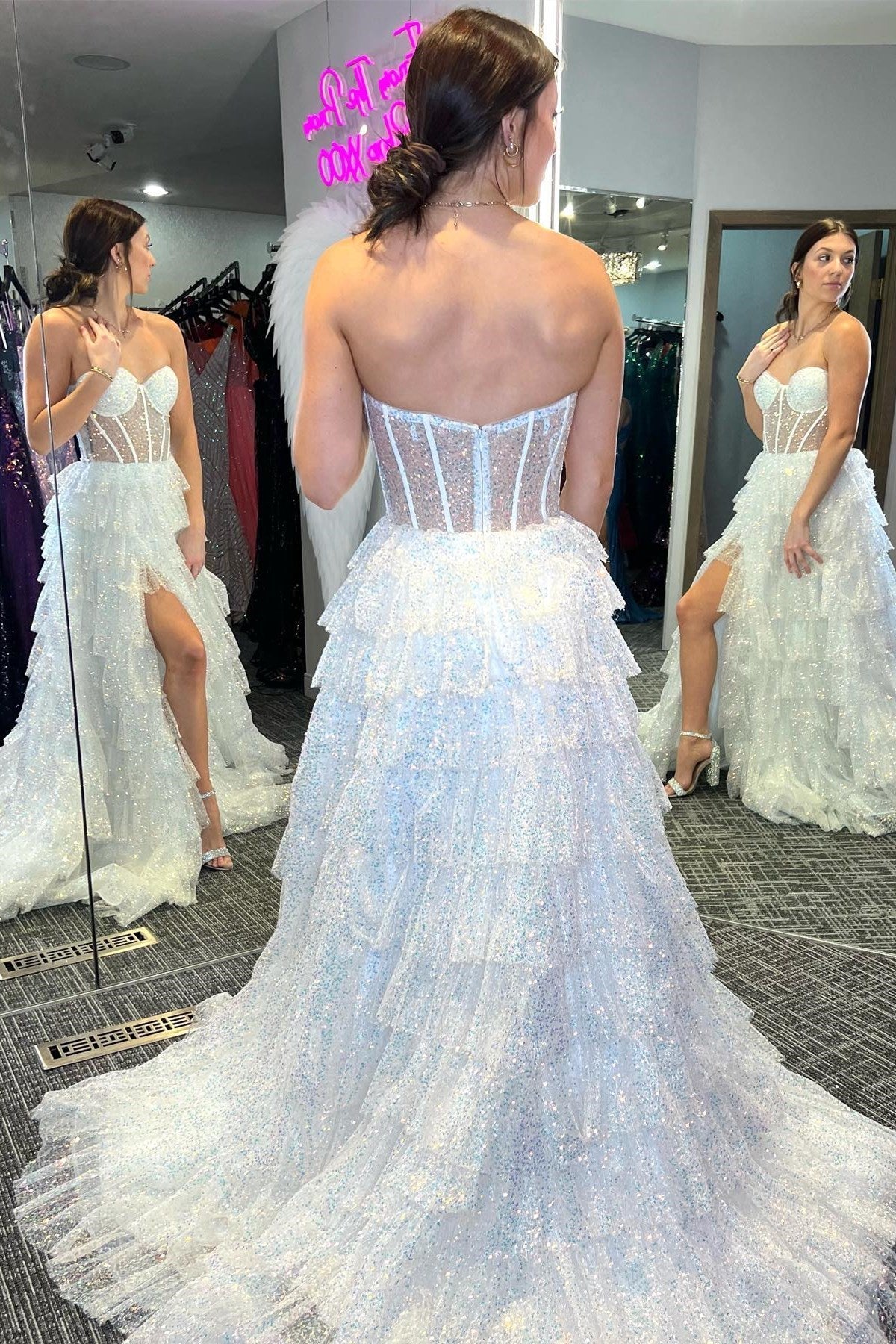 Vestido de fiesta largo con volantes y corsé de tul brillante con abertura