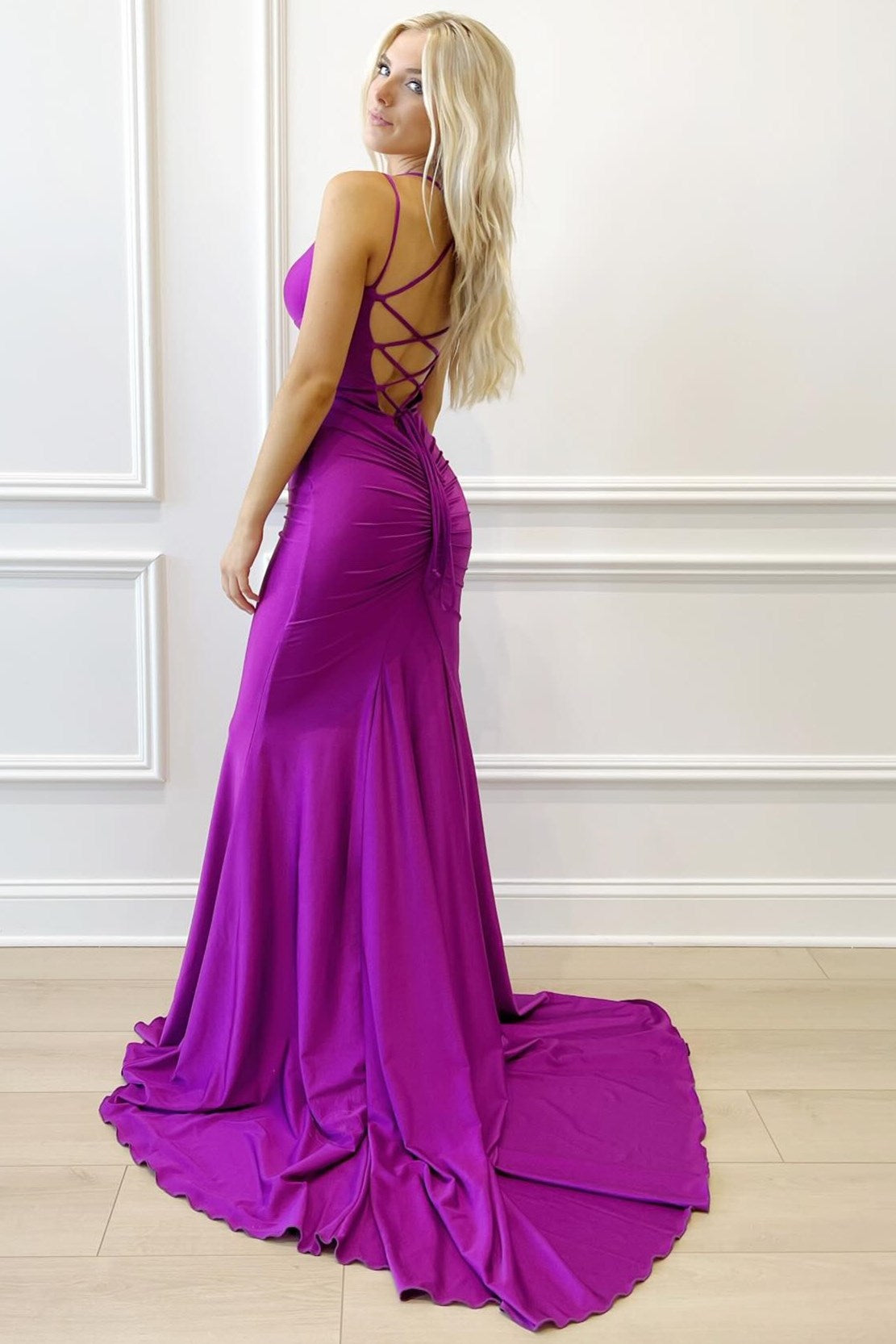 Vestido formal largo de sirena con cuello en V y cordones en color morado