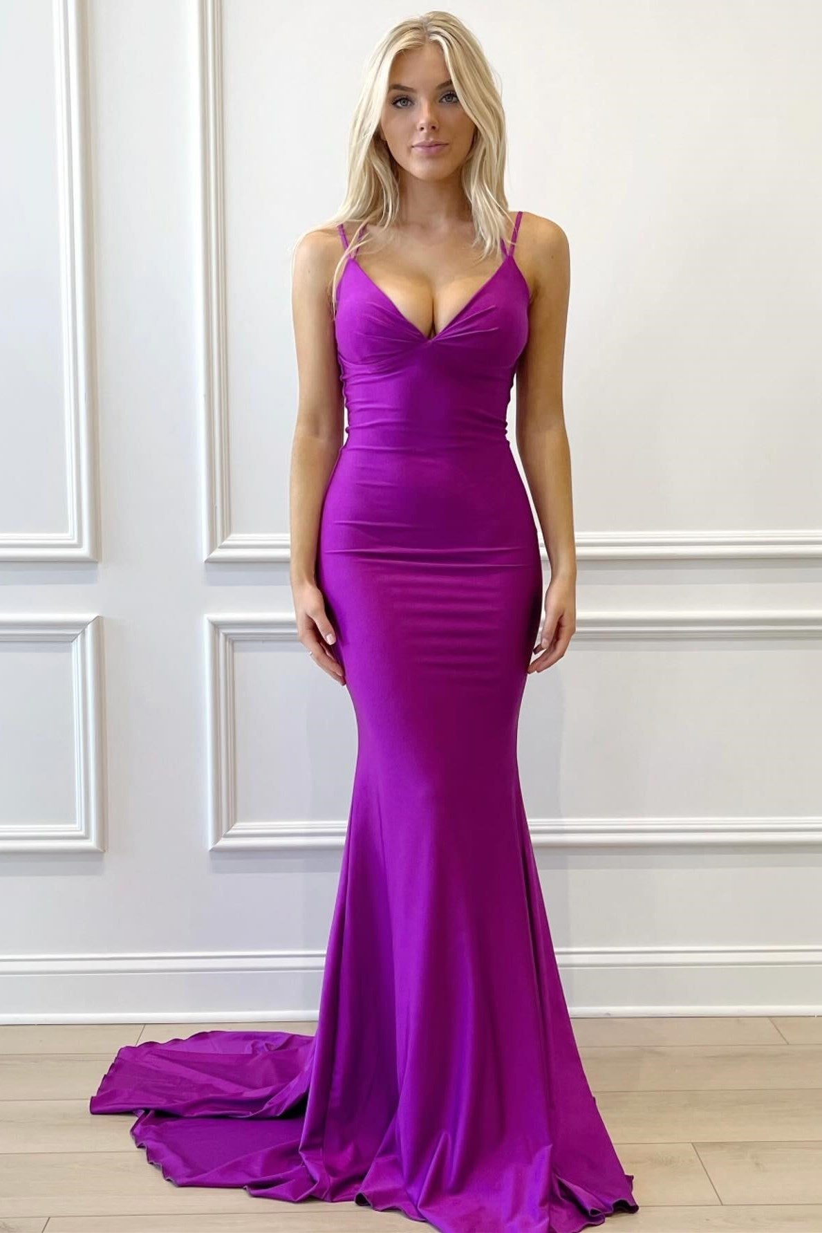 Vestido formal largo de sirena con cuello en V y cordones en color morado