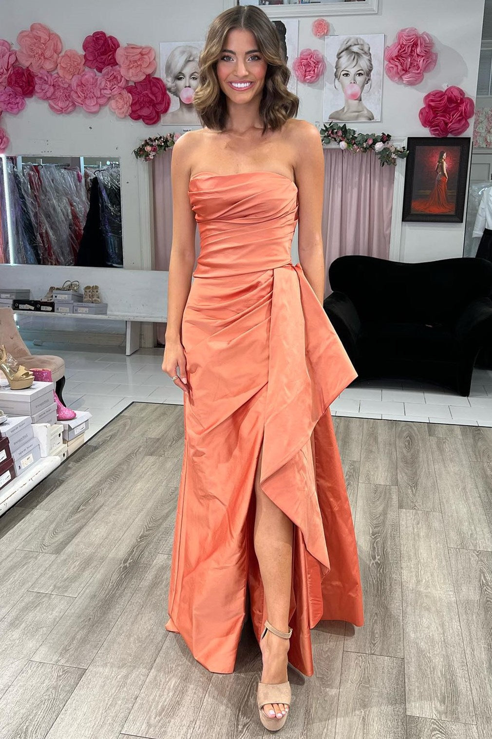 Vestido largo fruncido sin tirantes con cola incorporada