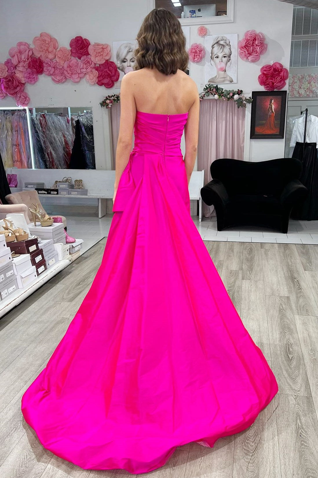 Vestido largo fruncido sin tirantes con cola incorporada