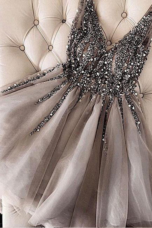 Vestidos de fiesta cortos de tul gris con escote en V y lentejuelas encantadoras