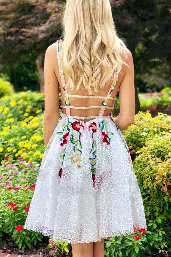 Schlichtes, kurzes weißes Homecoming-Kleid mit Spitze und V-Ausschnitt und Applikationen