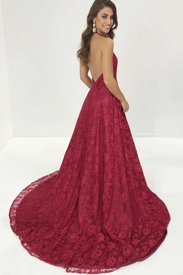 Vestido de fiesta largo con escote en V, cola larga y encaje profundo color burdeos, sin espalda