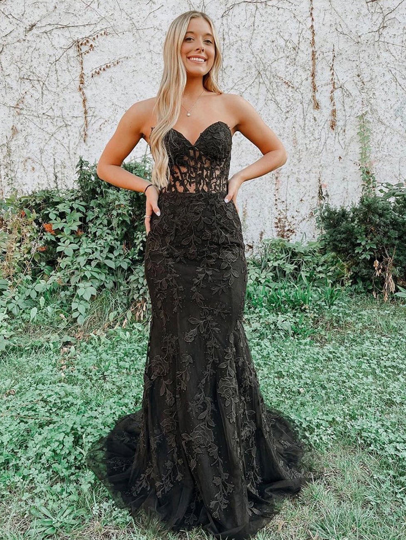 Vestido de fiesta largo de encaje con escote corazón de sirena y apliques
