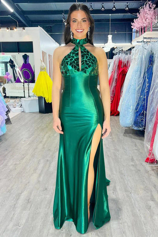 Vestido de fiesta largo de satén verde oscuro con cuello halter y sirena con cuentas