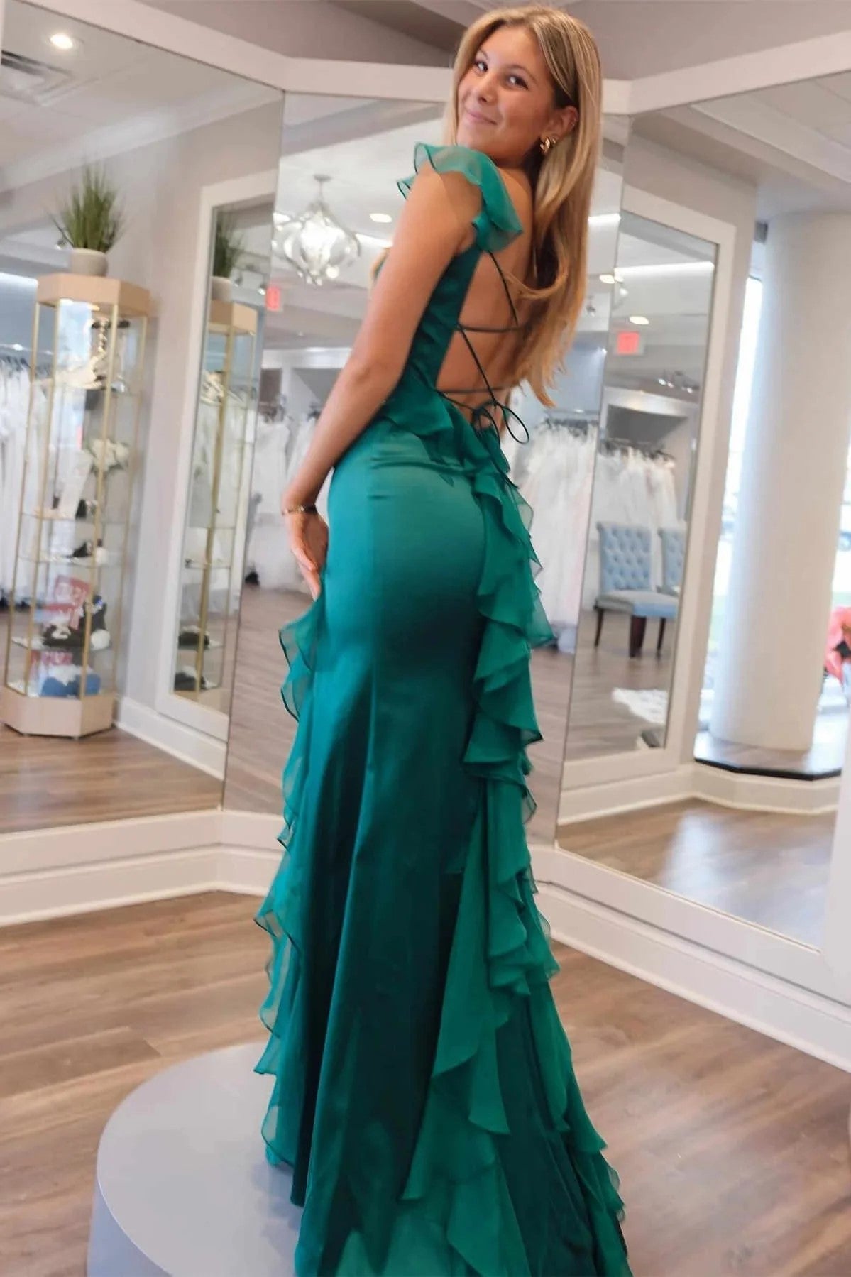 Vestido de fiesta largo verde con tirantes de sirena, escote redondo, plisado y abertura alta