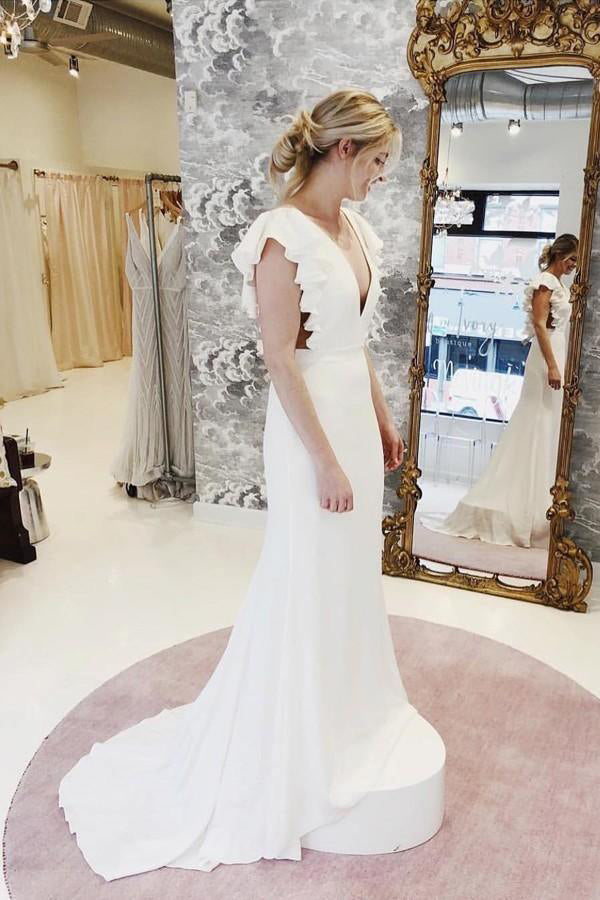 Meerjungfrau-Brautkleid mit V-Ausschnitt und Flügelärmeln und Rüschen