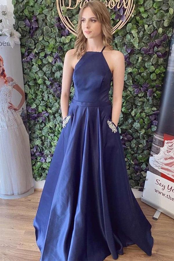 Vestido de fiesta de satén azul con espalda con cordones y bolsillos.