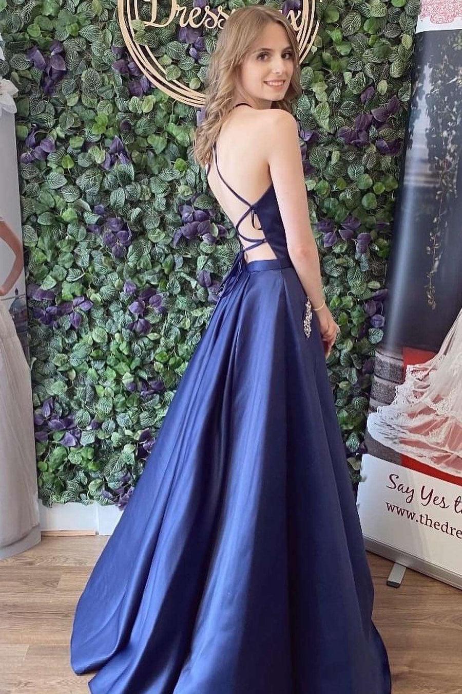 Vestido de fiesta de satén azul con espalda con cordones y bolsillos.