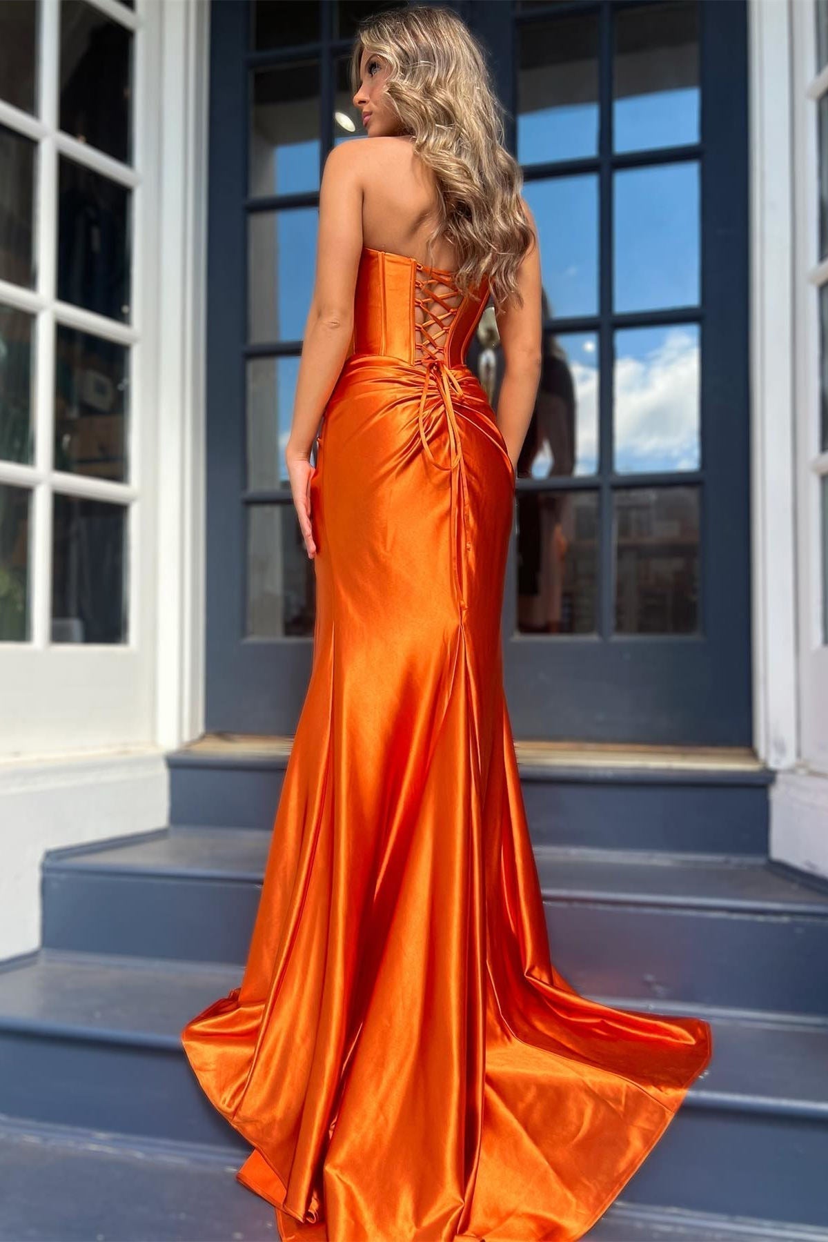 Vestido largo de sirena con abertura y escote torcido sin tirantes