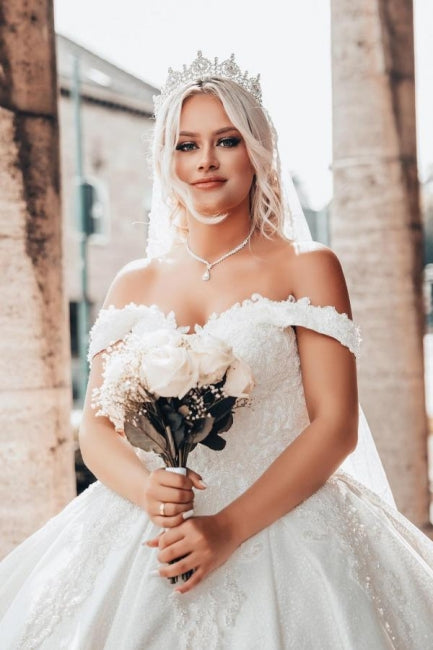 Schulterfreies, herzförmiges Ballkleid mit Applikationen