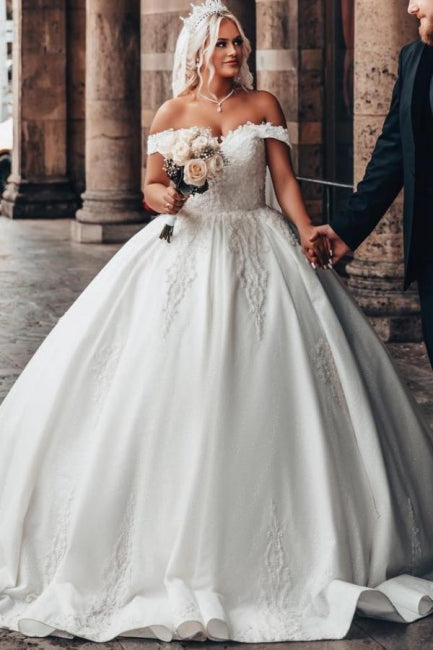 Schulterfreies, herzförmiges Ballkleid mit Applikationen