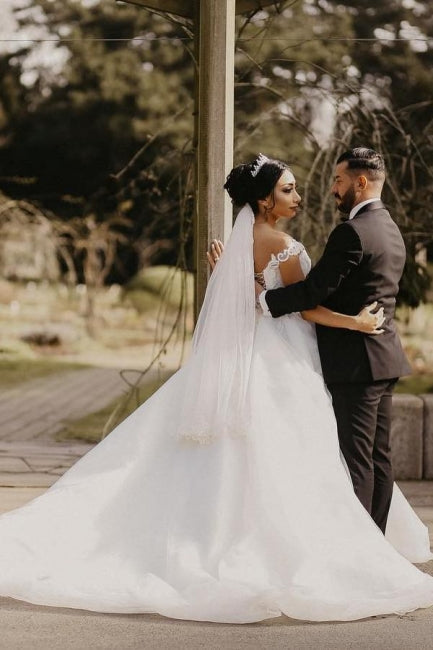 Schulterfreies weißes Garten-Ballkleid