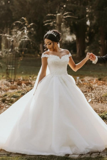 Schulterfreies weißes Garten-Ballkleid